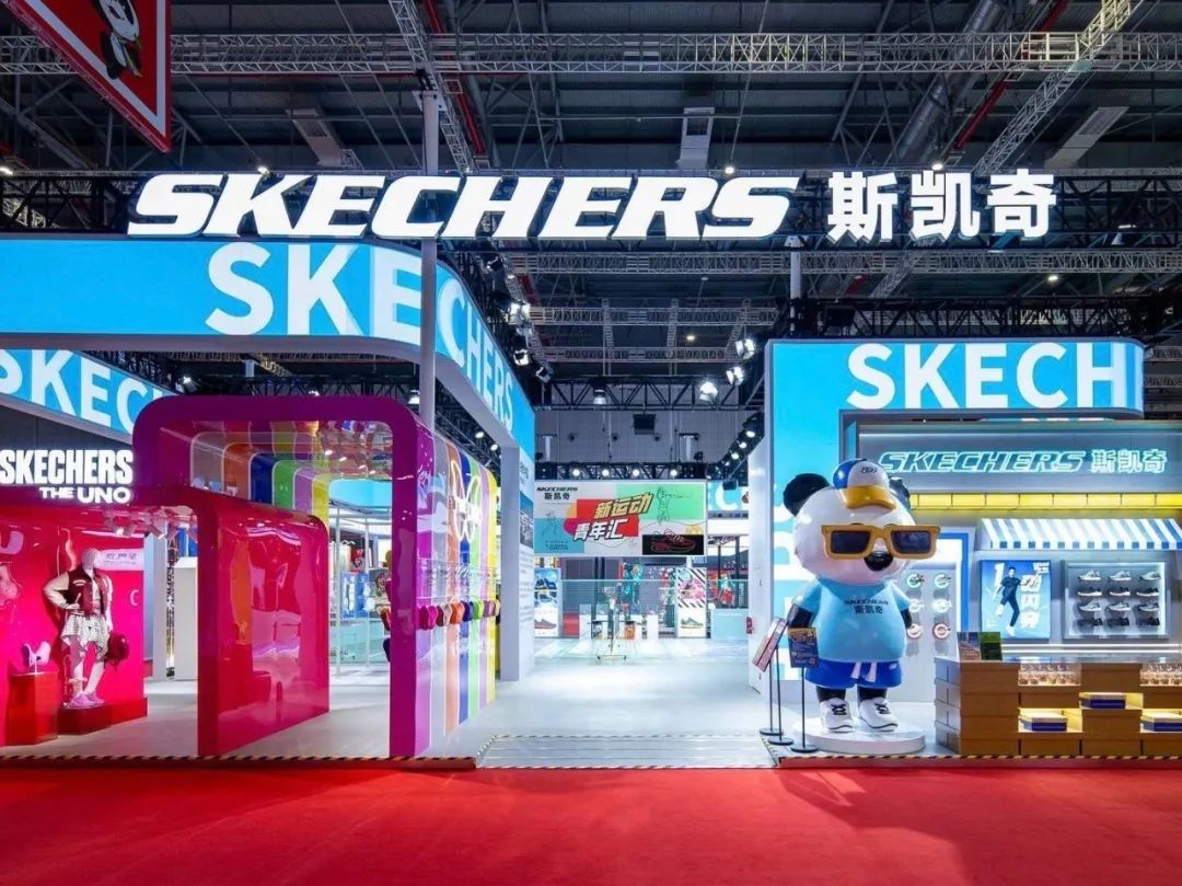 武漢展覽設計搭建公司領你看最具有創意00家企業展臺的2023進博會(斯凱奇展臺)2