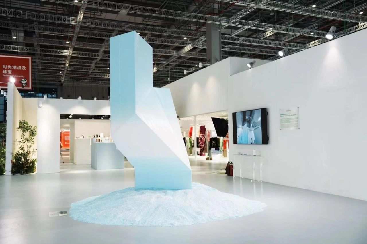 武漢展會設(shè)計搭建公司領(lǐng)你看最具有創(chuàng)意00家企業(yè)展臺的2023進博會(百聯(lián)集團展臺)4